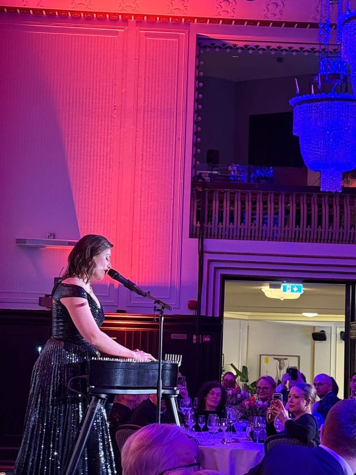 Tuhkaus 100 vuotta Suomessa — Humat juhlisti krematoriosäätiön satavuotisjuhlia 7 Ida Elina esiintyy kanteleella krematoriosäätiön juhlaillallisella