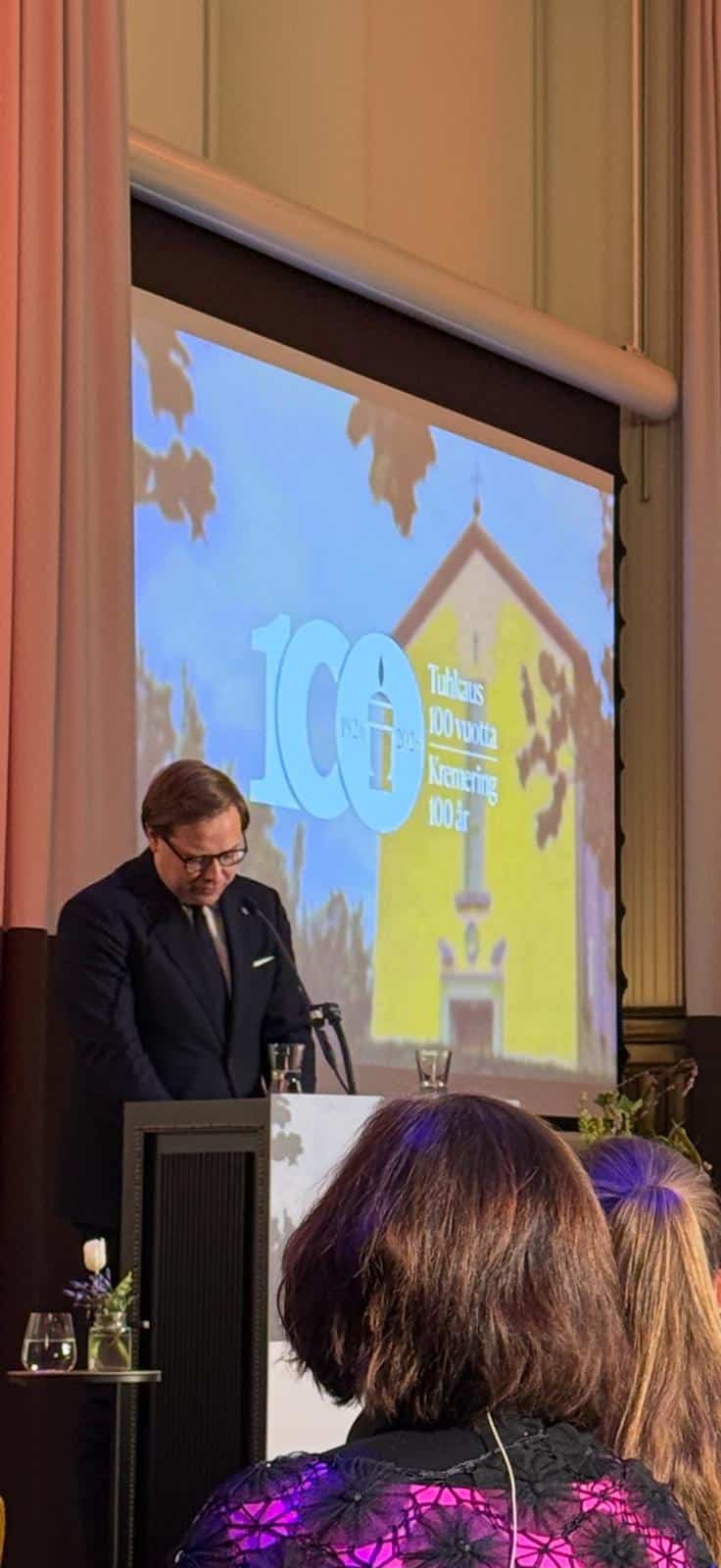 Tuhkaus 100 vuotta Suomessa — Humat juhlisti krematoriosäätiön satavuotisjuhlia 4 Paneelikeskustelu lavalla, Marko Laakso, Hilkka Olkinuora ja Riikka Reina krematoriosäätiön juhlassa