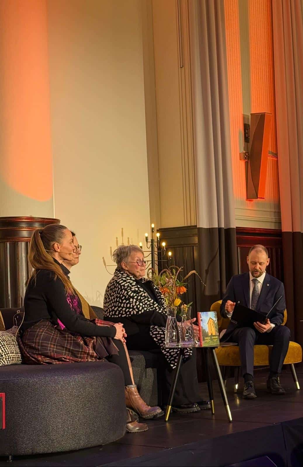 Tuhkaus 100 vuotta Suomessa — Humat juhlisti krematoriosäätiön satavuotisjuhlia 8 Paneelikeskustelu krematoriosäätiön satavuotisjuhlassa Helsingissä 2026