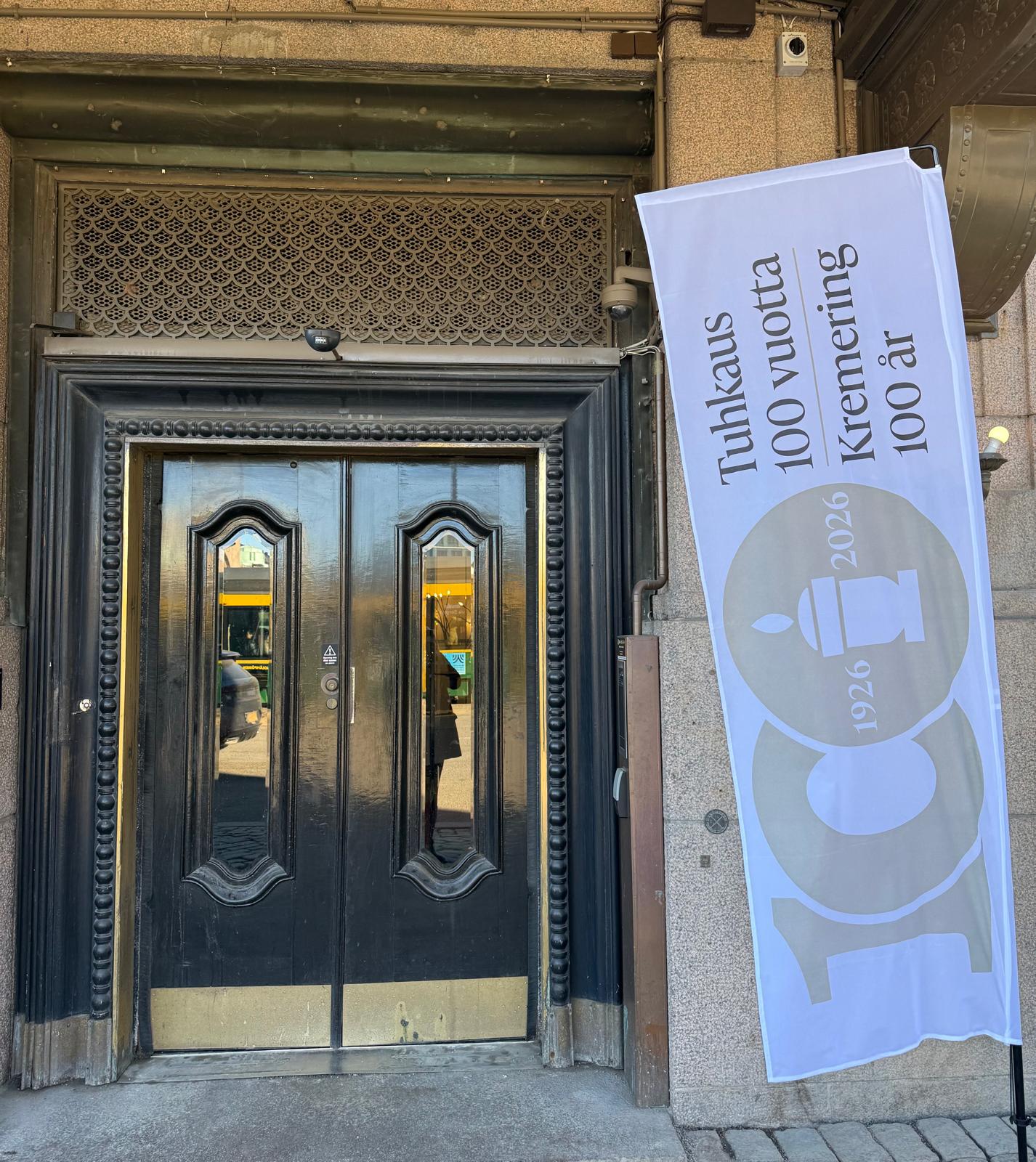 Tuhkaus 100 vuotta Suomessa — Humat juhlisti krematoriosäätiön satavuotisjuhlia 2 Krematoriosäätiön 100-vuotisjuhla, bannerit sisäänkäynnillä Hotelli Grand Hansa Helsinki